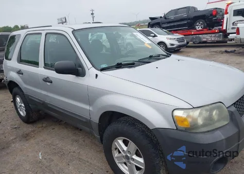 2005 Ford Escape Xls z USA, uszkodzony, nr VIN 1FMYU02Z15KB85699